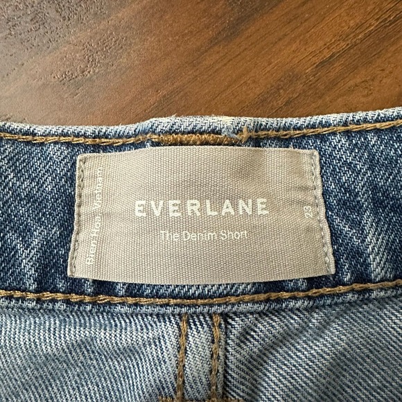 EVERLANE Mid-Rise The Denim Relaxed Short Cut-Off Frayed Raw Hem - Picture 8 of 10